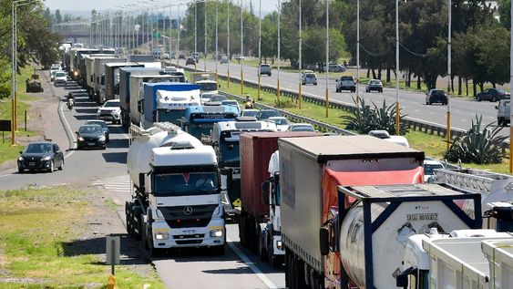 Para los empresarios locales, el promedio de atención diario en aduana no llega los 1.800 camiones. Foto: Orlando Pelichotti / Los Andes