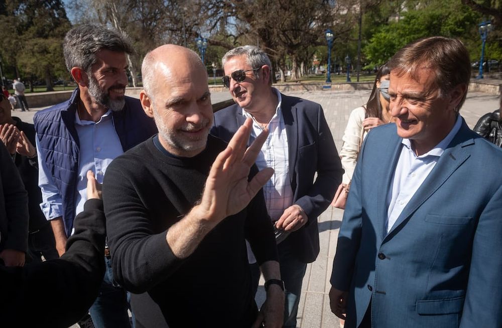 Horacio Rodriguez Larreta estuvo en Mendoza y caminó por la Plaza Independencia y la Peatonal Sarmiento junto a Rodolfo Suárez y Ulpiano Suárez. Foto: Ignacio Blanco / Los Andes
