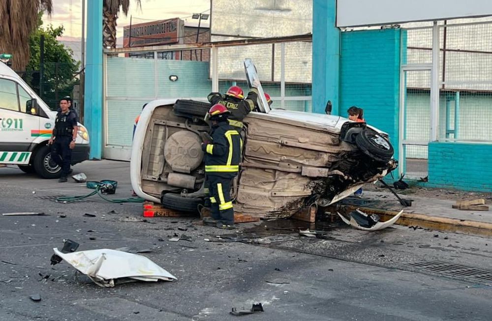 Chocó contra el cantero central del carril Rodríguez Peña y murió