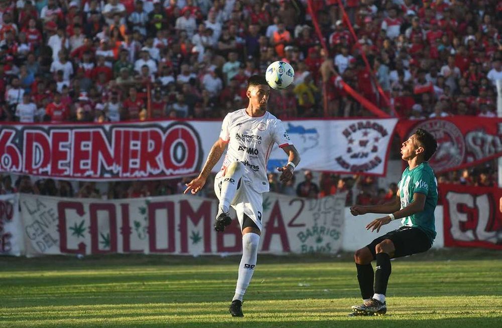 Fútbol Federal A. El goleador paraguayo, Pablo Palacios Alvarenga hizo doblete en su debut en Huracán Las Heras, que derrotó a Estudiantes de San Luis, en la primera fecha del torneo. Foto: José Gutierrez / Los Andes
