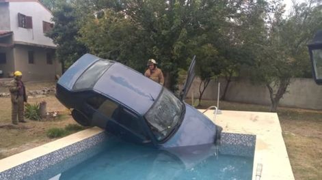 El auto después de atropellar a la mujer terminó adentro de la pileta. / Foto: Gentileza