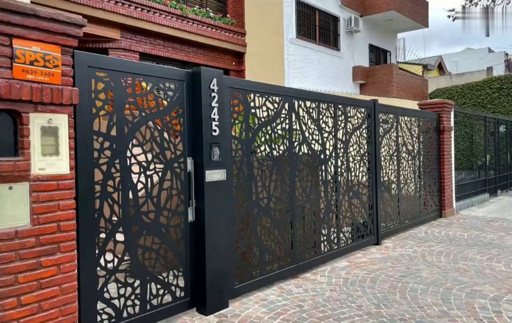 Este material es tendencia porque convierte el frente de la casa en una pieza de diseño propia, creando un impacto visual contemporáneo y equilibrado.