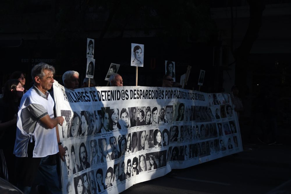 Multitudinaria marcha por las calles del centro de Mendoza a 50 años del golpe militar.
