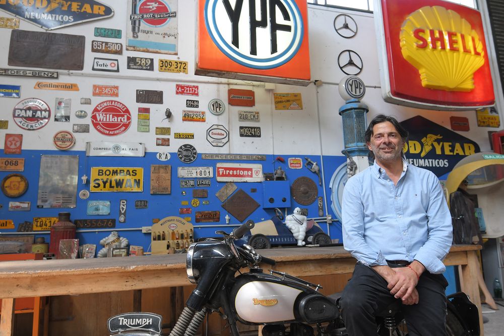 Hernan Lahun del Museo de Antigüedades ubicado en el carril Rodríguez Peña de Godoy Cruz que tiene más de 10 mil objetos antiguos de todo tipo. 
