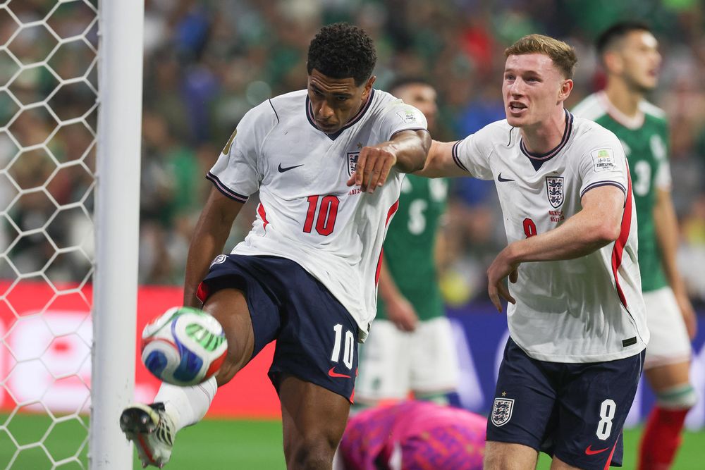 Noruega vs Inglaterra. Jude Bellingham la gran figura del equipo inglés, junto a su compañeroy Elliot Anderson.  