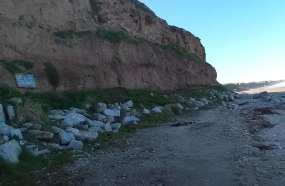 El cuerpo fue encontrado bajo el acantilado ayer al mediodía.