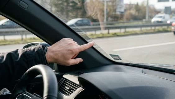 Los puntos negros del parabrisas del auto forman una estructura diseñada para proteger el vidrio, el adhesivo y también la visión del conductor.