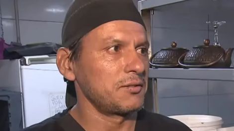 Ahora, Carlos trabaja como bachero en un café cercano al hospital Fernández en Buenos Aires. Gentileza: TN.