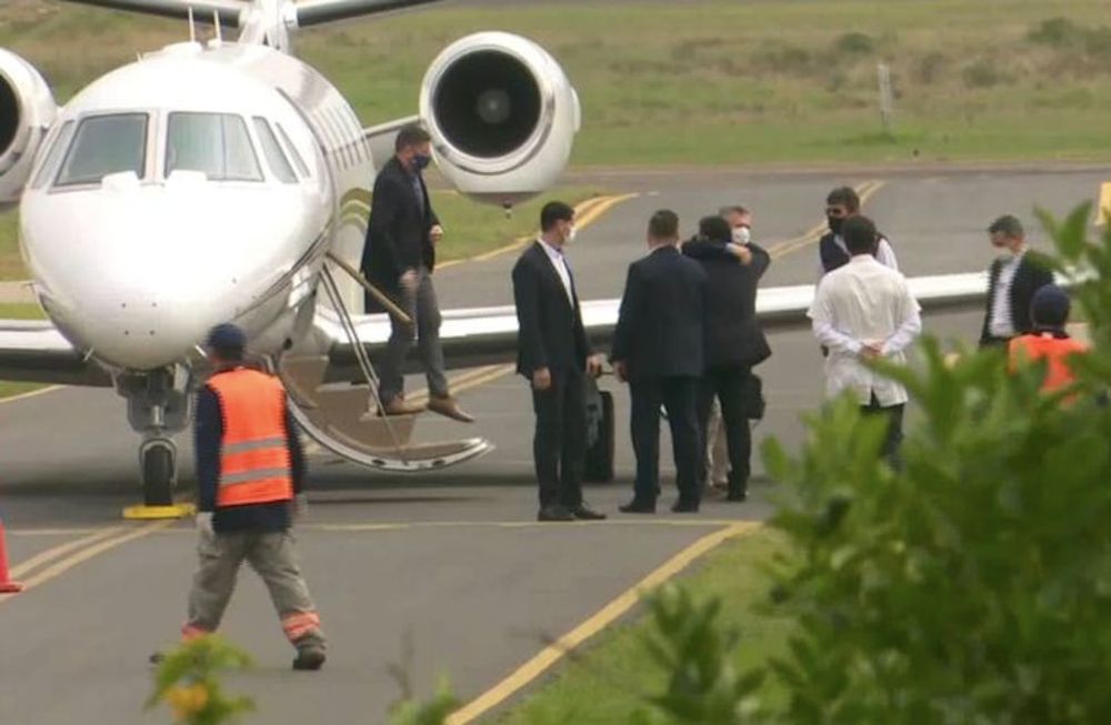 El expresidente argentino llegó al país vecino y abrazó a Horacio Cartés, con quien mantendrá conversaciones en el marco de la Fundación FIFA.