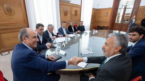 Los Andes | El Jefe de Gabinete Guillermo Francos y el gobernador Alfredo Cornejo en la firma del convenio por obras públicas. Foto: X @alfredocornejo