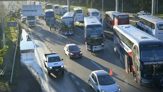 Operadores de transportes de larga distancia cortan el acceso a la Ciudad de Mendoza, dejando media calzada para la circulación de otros vehículos./Orlando Pelicchotti- Los Andes