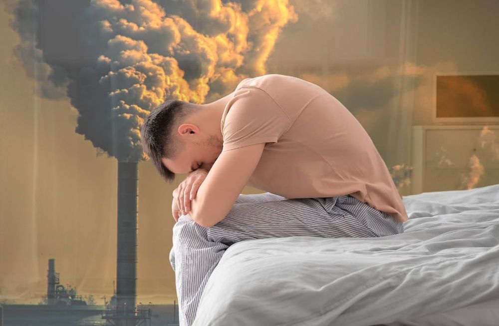 Los pacientes afectados por la ansiedad climática suelen obsesionarse con el clima extremo, leer estudios sobre el cambio climático y participar en activismo radical.