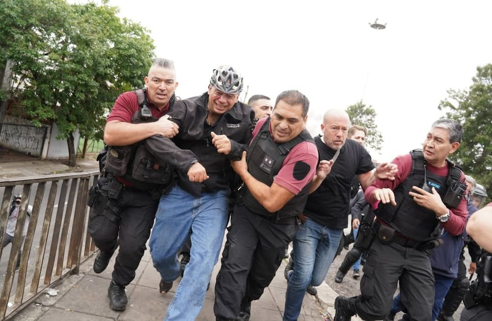 Así evacuaban a Sergio Berni tras el ataque a golpes en la protesta por el crimen del colectivero (Foto: Maxi Failla / Clarín)