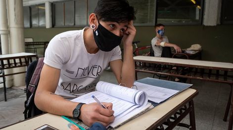 Los Andes | Mendoza 4 de diciembre 2020 SociedadEscuela 4-148 Manuel Belgrano. Algunos retornaron, con protocolo, a fin de añoUltimos días de clases y exámenes para alumnos que quieren hacerlo en forma presencial.   Alumno de 5 ano Pablo MignaniFoto: Ignacio Bl