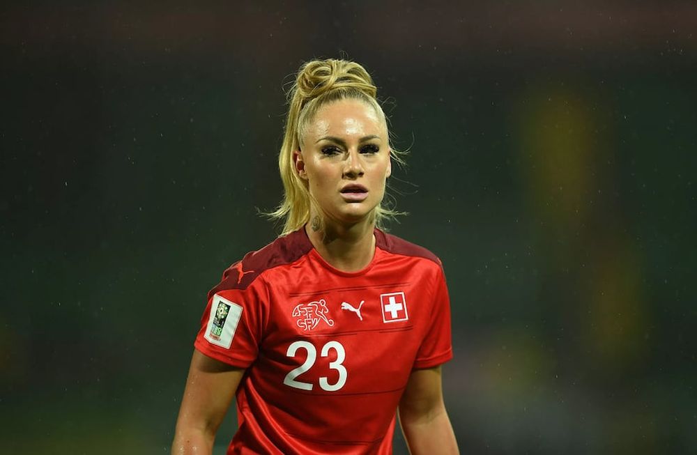 Se llama Alisha Lehmann, juega para el Aston Villa de Inglaterra y cuando anota, celebra como Cristiano Ronaldo. / Gentileza.