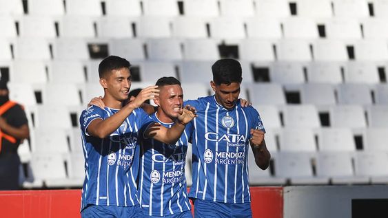 Liga Profesional de Fútbol. Godoy Antonio Tomba vs. Independiente de Avellaneda en el estadio Malvinas Argentinas.Bullaude, Pintado y Salomón Rodríguez festejan el segundo gol de Godoy Cruz. Foto José Gutiérrez / Los Andes