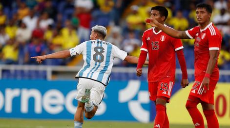 Gino Infantino (i) de Argentina celebra un gol hoy, en un partido de la fase de grupos del Campeonato Sudamericano Sub20 entre las selecciones de Argentina y Perú en el estadio Pascual Guerrero en Cali (Colombia). EFE/ Ernesto Guzmán Jr.