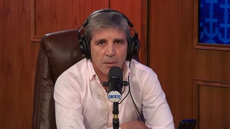 El dólar tocó el máximo de la banda de flotación y Caputo lo atribuyó al riesgo kuka