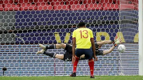 Dibu Martínez y uno de los penales que atajó ante Colombia para que Argentina sea finalista.