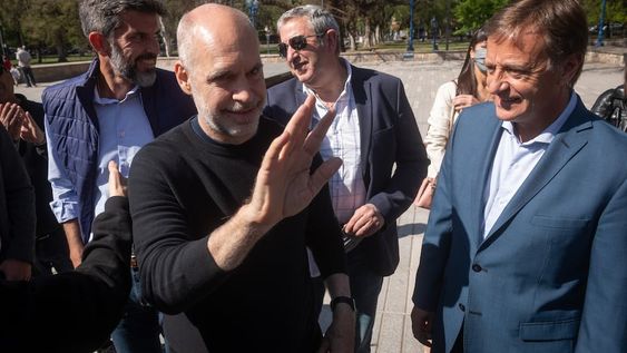 Horacio Rodriguez Larreta estuvo en Mendoza y caminó por la Plaza Independencia y la Peatonal Sarmiento junto a Rodolfo Suárez y Ulpiano Suárez. Foto: Ignacio Blanco / Los Andes