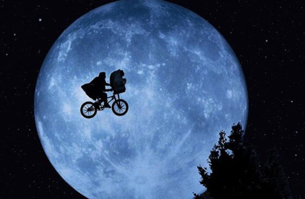 E.T. se estrenó el 11 de junio en Estados Unidos, pero llegó a Argentina recién el 25 de diciembre de 1982.
