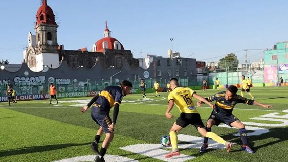 En Ciudad de México en el barrio de Tepito existe una canchita donde Pelé y sus compañeros de selección jugaron un picadito contra vendedores del tradicional mercado que existe en el lugar.