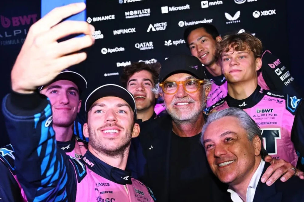 El equipo completo de Fórmula 1 de Alpine, con los pilotos Jack Dooan, Pierre Gasly, Franco Colapinto, Ryo Hirakawa y Paul Aron, junto al asesor ejecutivo Flavio Briatore y Luca de Meo, director ejecutivo del Grupo Renault.