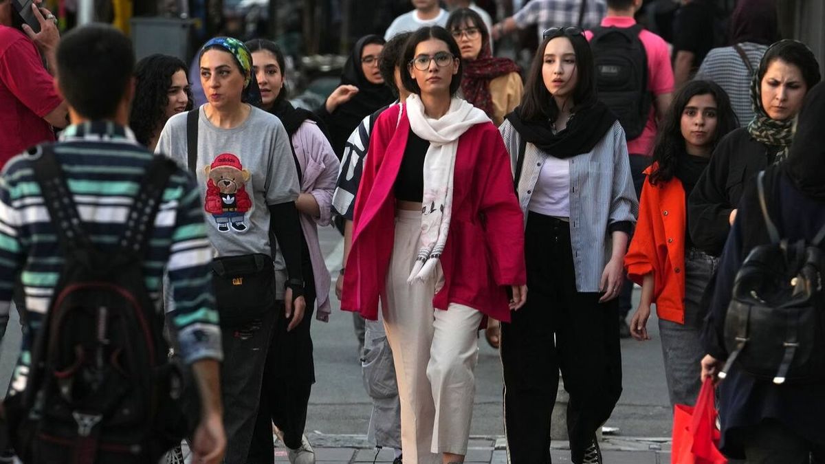 Irán busca romper otro tabú: impulsó una ley para que las mujeres puedan manejar motos
