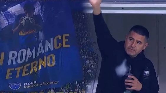 Juan Román Riquelme y la bandera con su frase de campaña. Llegó el día esperado de su homenaje. / Gentileza.