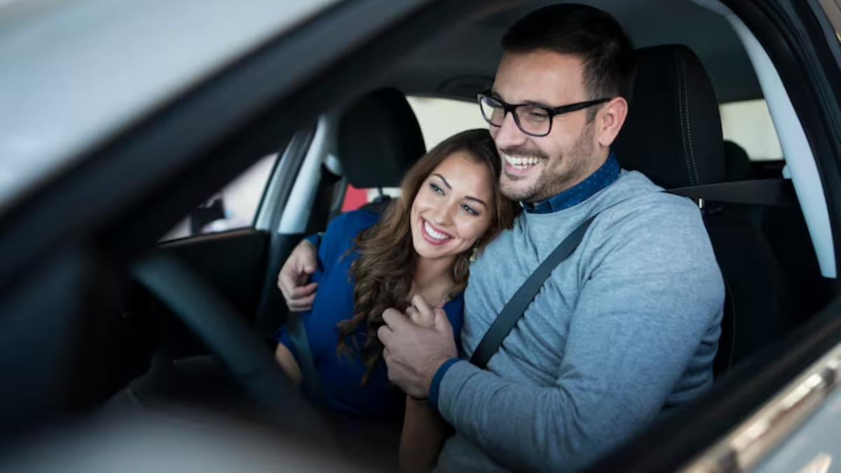 Es oficial: abrazar a otra persona dentro del auto puede cos