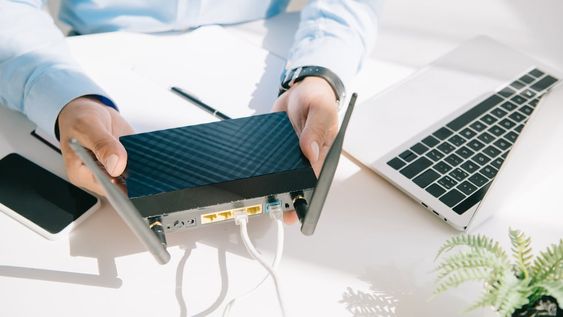 Antes de acudir al servicio técnico, hay varias cosas que podés hacer para reactivar tu señal de wifi.