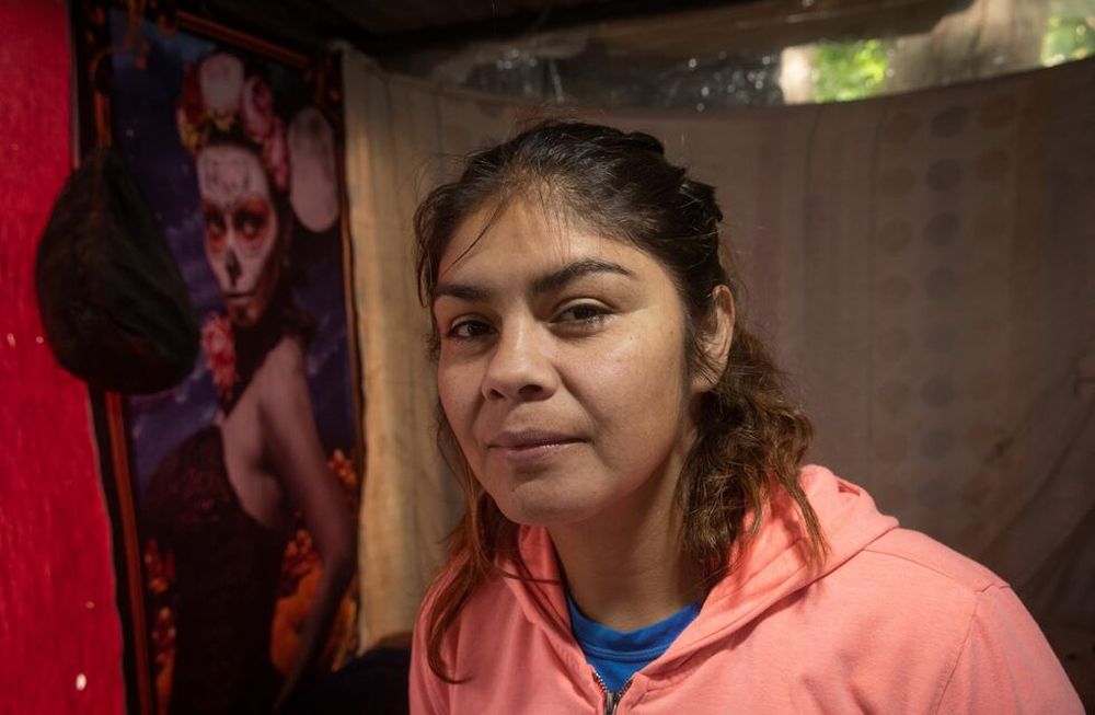 La multicampeona Yésica Marcos (35) vive en una casa de nailon, palos y chapa que ella misma levantó en San Martín, al costado de la ruta. Necesita ayuda para construir su casa. Foto: Ignacio Blanco / Los Andes.