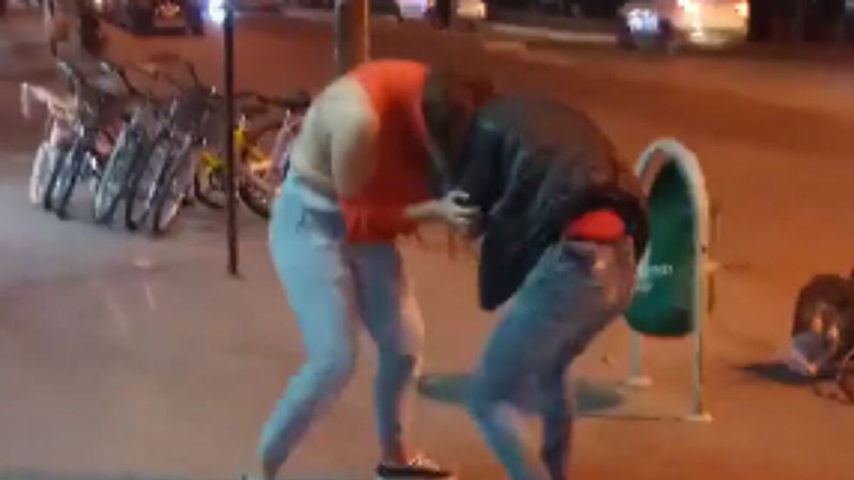 Dos mujeres se agarraron a trompadas por el lugar de en la fila de la ...