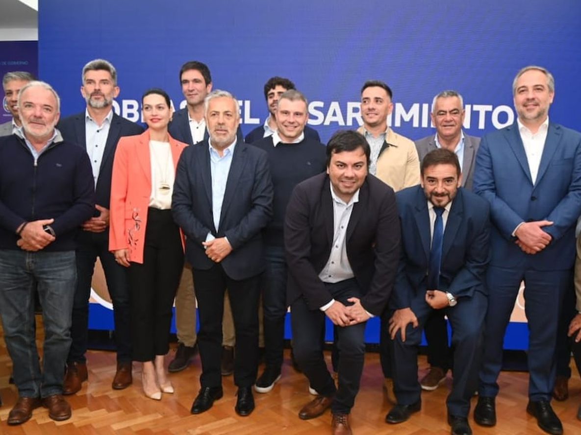 Los intendentes luego de conocer las obras que se financiarán con el resarcimiento producto de la promoción industrial. Foto: Gobierno de Mendoza.
