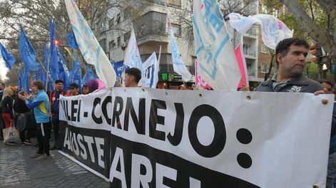 Los Andes | Protestas de agrupaciones sociales y partidos de izquierda contra el presidente Javier Milei en las afueras del hotel en Mendoza donde se desarrolla la 45° Convención Anual del IAEF. Foto: Marcelo Rolland / Los Andes