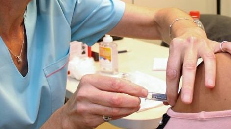 Las vacunas contra la gripe se aplicarán en  mayores de 65 años en los centros de salud u hospiales más cercanos a su domicilio.