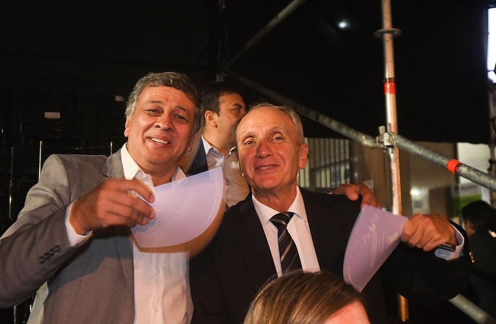 Vía Blanca de la Reinas, Vendimia 2023,  por el centro de la Ciudad de MendozaDaniel Orosco, Intendente de Las Heras junto a Raúl Rufeil,  Intendente de San Martín en el palco OficialFoto: José Gutierrez  / Los Andes