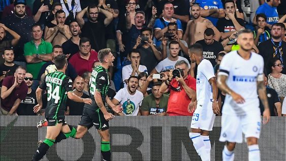 Domenico Berardi tuvo un altercado con un aficionado afuera del estadio en el partido del Sassuolo vs Módena por la Coppa Italia. / Gentileza.