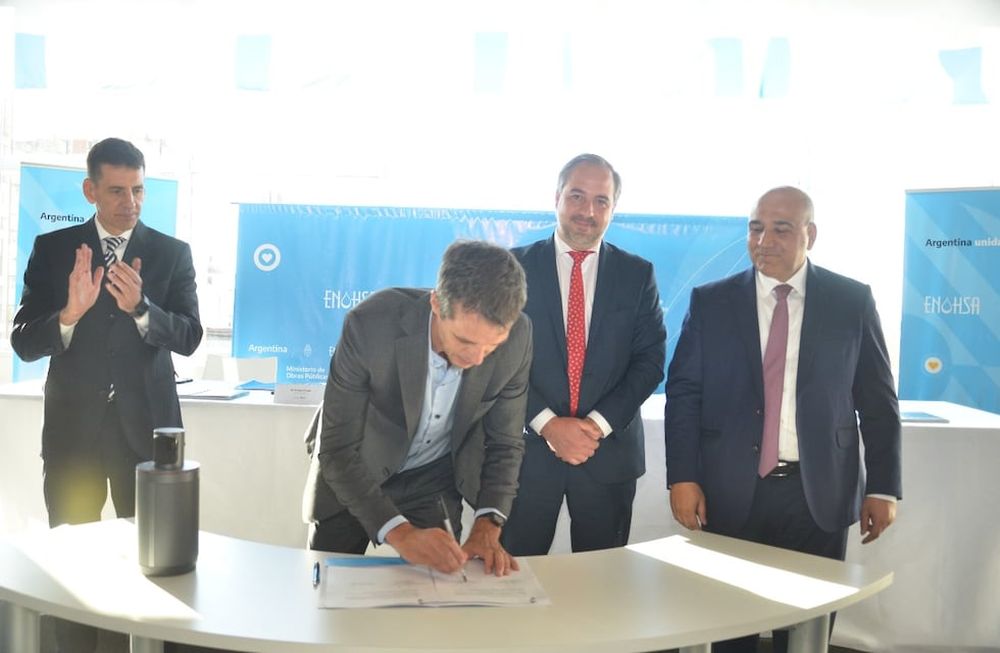 Stevanato firmó un acuerdo para mejorar conexiones cloacales y de agua potable