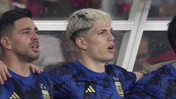 Alejandro Garnacho maravilló a todos al cantar el himno argentino
