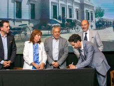 Tadeo García Zalazar (ministro de Educación, Cultura, Infancias y DGE), Esther Sánchez (rectora UNCuyo), Miguel Títiro (periodista Los Andes), Alfredo Cornejo (gobernador de Mendoza), Rodolfo Vargas Arizu (ministro de Producción) y Pablo Dellazoppa (director de contenidos de Los Andes) - Aniversario Los Andes 141 años. Foto: Los Andes