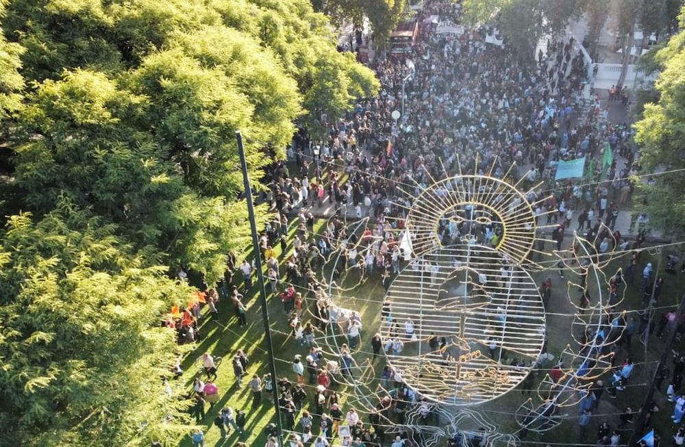 Masiva movilización en Mendoza de estudiantes y trabajadores que se sumaron a la marcha universitaria nacional. Foto: Marcelo Rolland / Los Andes