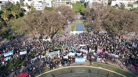 Los Andes | Desde antes de la llegada de la columna que marcó desde la UNCuyo varios manifestantes se concentraron en plaza Independencia para protestar contra el veto de Milei al financiamiento universitario. Foto: Gentileza