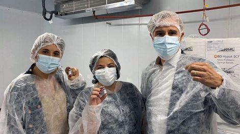 La ministra de Salud, Carla Vizzotti (c.), junto a la asesora presidencial, Cecilia Nicolini (i.) y el presidente de Laboratorios Richmond, Marcelo Figueiras