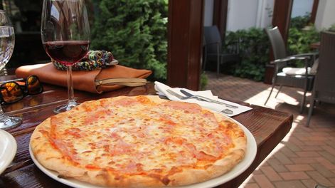El vino y la pizza: dos patrimonios que la humanidad adora maridar