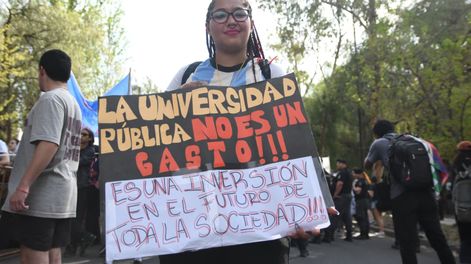 Los vetos de Milei a las leyes de la oposición sobre financiamiento universitario provocaron el año pasado marchas en Mendoza y el resto del país.