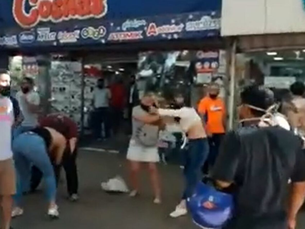 Cuatro mujeres trabaron una feroz pelea en plena Avenida Las Heras de Ciudad.