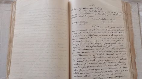 Los Andes | Seis tomos manuscritos fueron encontrados por los investigadores y respaldan la elaboración del diccionario biográfico. Una de las obras halladas, verdadera reliquia. | Foto: Gentileza