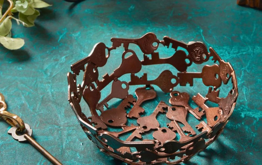 Esta idea demuestra cómo un objeto que parecía olvidado puede tener una nueva función en casa, transformando la decoración con un toque personal.