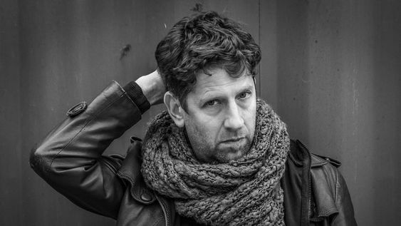Alejandro Guyot es cantante, poeta y escritor. Antes de su novela Sangre, había publicado en 2009 Brumarios (traducido al francés) y en 2019 compiló su trabajo autoral en el libro Canciones de Amor, de Locura y de Muerte (Tangos, Valses y Milongas del siglo XXI). Foto Sangre es su primera novela. Foto: Gustavo Guyot.